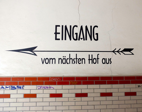 Foto: Hauswand mit dem Hinweis "Eingang vom nächsten Hof aus"