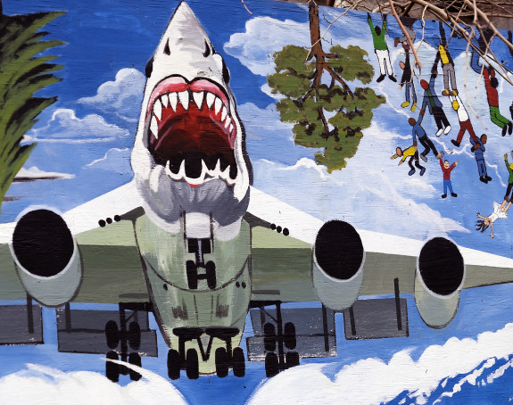 Foto: Graffito eines Flugzeugs mit einem Haifischmaul