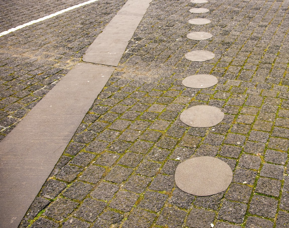 Foto: Trittsteine in Straßenpflaster eingebettet