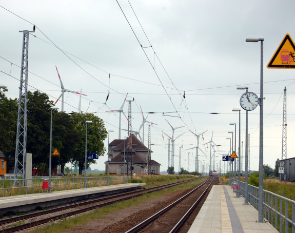 Foto: bahngleise, im Hintergrund Windräder