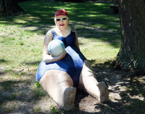 Foto: Skulptur einer Dame im Badeanzug mit Wasserball