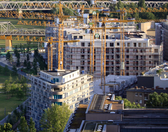 Foto: Großbaustelle mit Baukränen und dicht bebauten Flächen