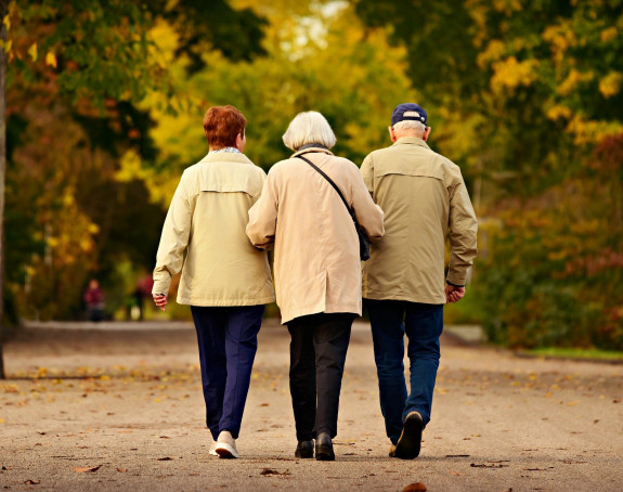 Foto: 3 ältere Menschen laufen durch einen Park