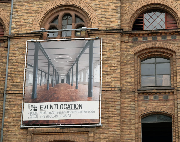 Foto eines ehemaligen Fabrikgebäudes mit Werbung als Event-Location