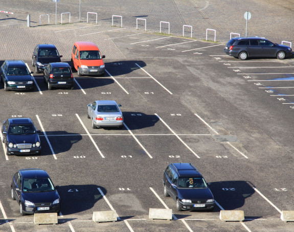 Foto eines großen Parkplatzes mit geparkten PKW