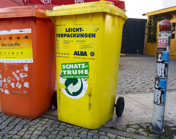 Foto: eine orange und eine gelbe Tonne für Recycling-Material