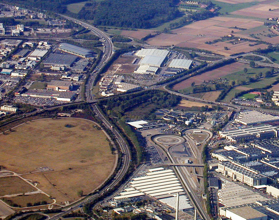 Foto: Luftaufnahme des Gewerbegebietes einer Stadt