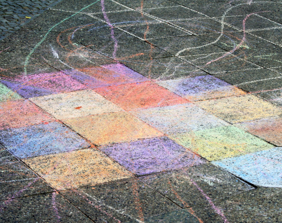 Foto: farbige Kreideflächen auf dem Asphalt eijer Straße
