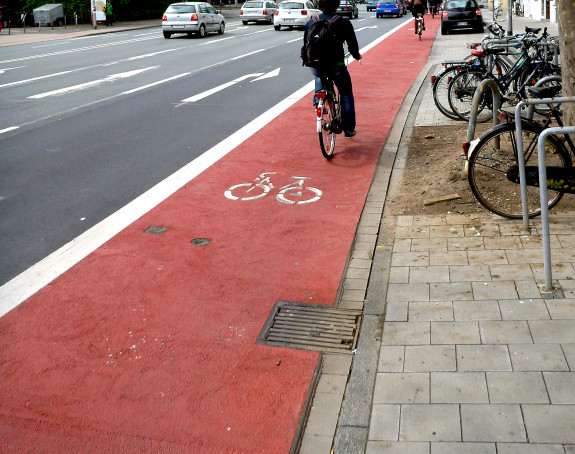 Foto eines Radweges in einer Innenstadt