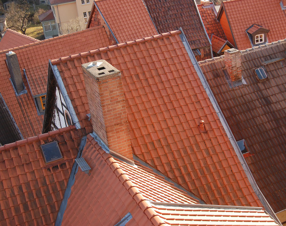 Foto: rote Ziegeldächer einer Kleinstadt