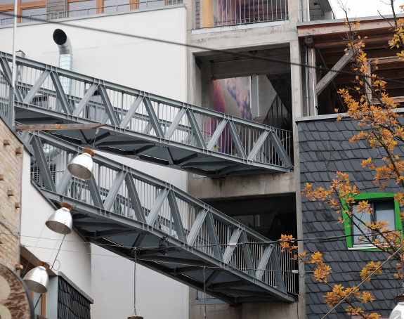 Foto von Wohnhäusern mit Metallbrücken zwischen den Häusern und Etagen