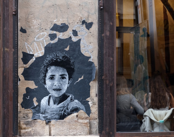 Foto: Graffito: ein Mädchenportrait in schwarz-weiß