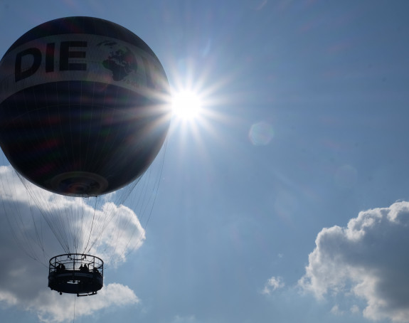 Foto: Ballon in Form einer Weltkufel im Gegenlicht