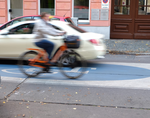 Foto einer Radfahrerin auf einer Fahrradstraße