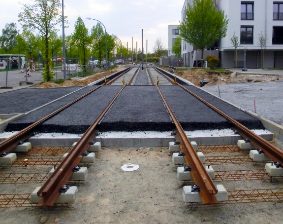 Foto: Straßenbahngleise im Bau mit Bewehrung aus Stahl, Betonbett, Apshalt