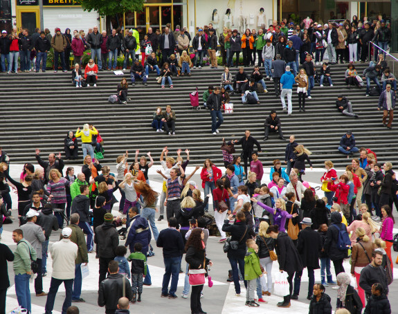 Foto vieler junger Menschen auf einem freien Platz in der Stadt (Schwarm)