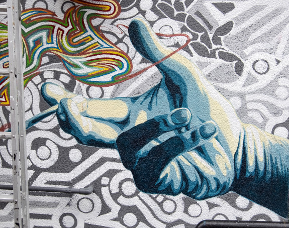 Foto: Graffito einer großen, offen ausgestreckten Hand