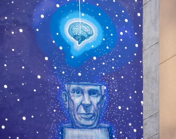 Foto: Graffito eines menschlichen Kopfes mit einem darüber schwebenden Gehirn