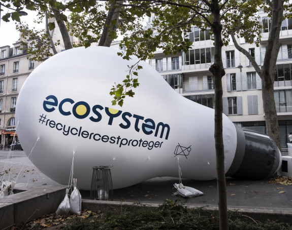 Foto eines Ballons in Form einer Glühbirne, Werbung für Recycling