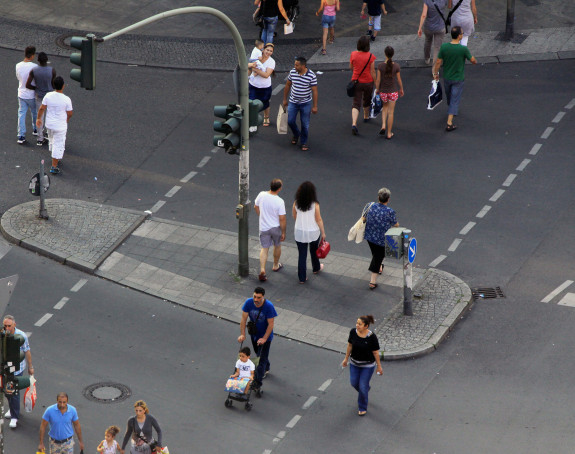 Foto einer belebten Straße, auf der Menschen unterwegs sind.