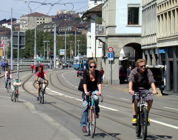 Foto: Straße in der Innenstadt von Zürich mit Autos und Radfahrern