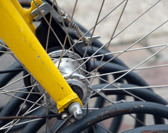 Detailfoto eines Rades mit Nabendynamo in einem Fahrradständer