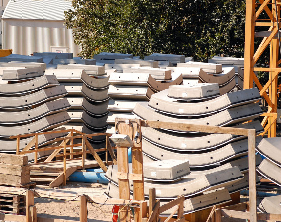 Foto: Stapel von Betonbauteilen auf einer Baustelle