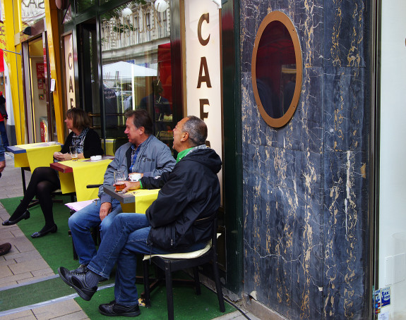 Foto: Menschen sitzen vor einem Wiener Straßencafé