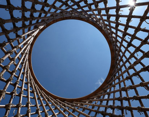 Foto eines Bambusgestells gegen den blauen Himmel