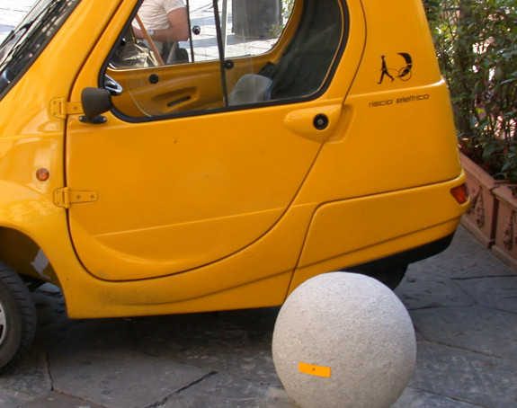 Foto eines gelben Minitaxis