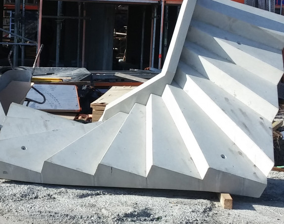 Foto: Treppenbauelement aus Beton liegt auf einer Baustelle