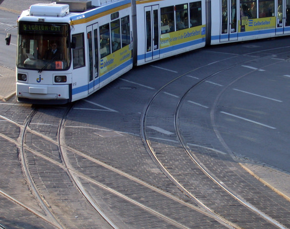 Foto von einer Straßenbahn und Straßenbahngleisen