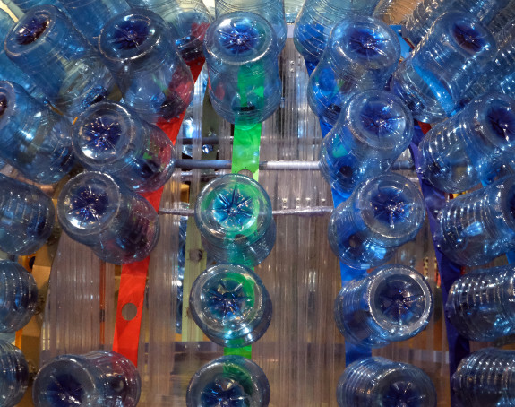 Foto einer abstrakten Collage von blauen Plastikflaschen
