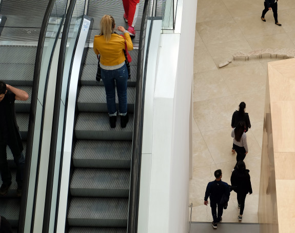Foto: Menschen auf einer Rolltreppe