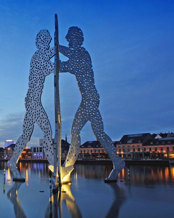 Molecule Man in der Spree an der Warschauer Brücke. Im Hintergrund ist der Fernsehturm zu sehen. 