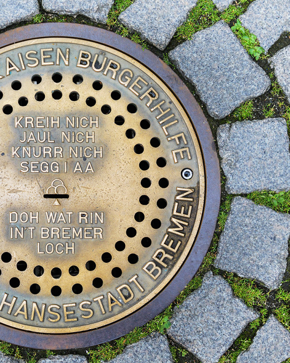 Bremer Loch, eine unterirdische Spendenbox im Straßenpflaster des Marktplatzes.