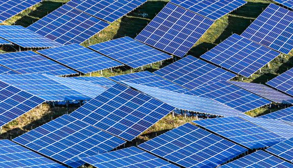 Solarpanels liegen auf einem Feld 