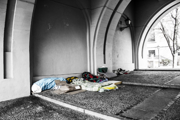 Foto: Schlaflager von Obdachlosen unter einer Brücke