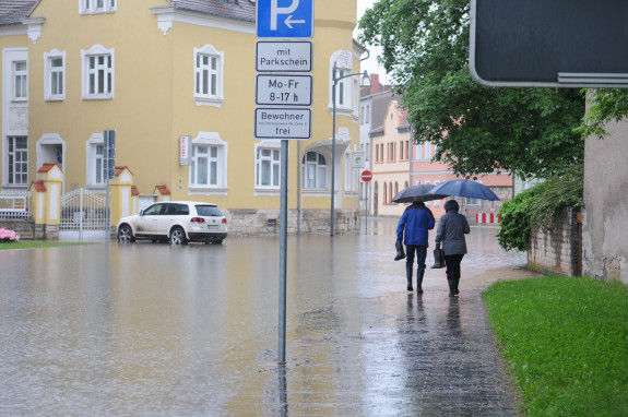 Überflutete Straße in einer Stadt