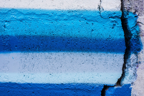 blau gestreifte Betonwand mit Riss