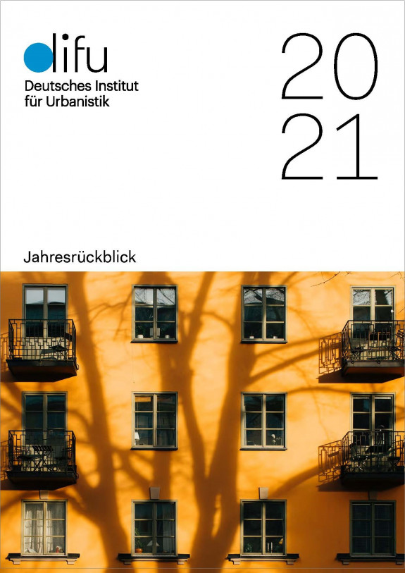 Cover des Jahresrückblicks 2021 mit dem Foto einer Fassade eines Wohnhauses