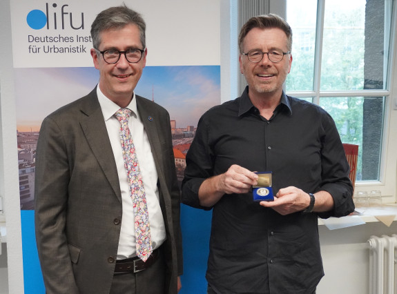 DST-Hauptgeschäftsführer Christian Schuchardt überreicht Institutsleiter Carsten Kühl die Freiherr-vom-Stein-Medaille