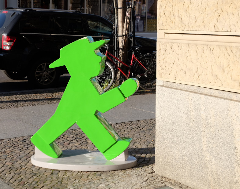 Foto der Skulptur eines gehenden grünen "Ampelmännchens" in Berlin