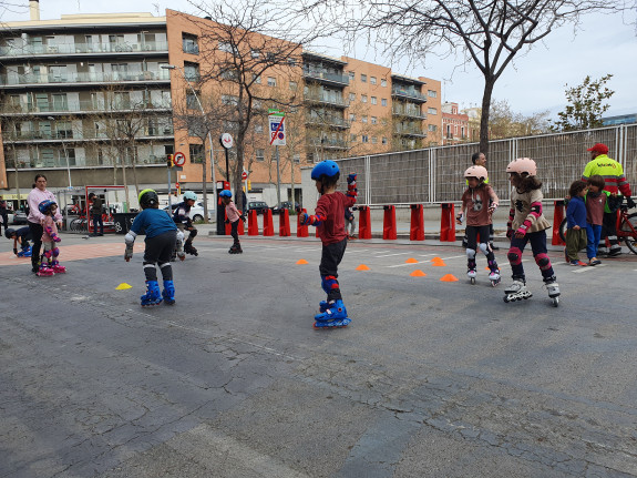 Kinder nutzen die Straße in Barcelonas Superblocks zum Spielen